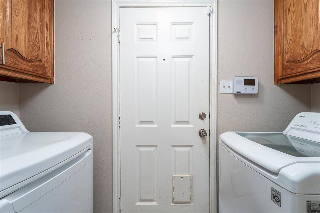 911 Gwinnett Circle, Arlington, TX 76017 Laundry room
