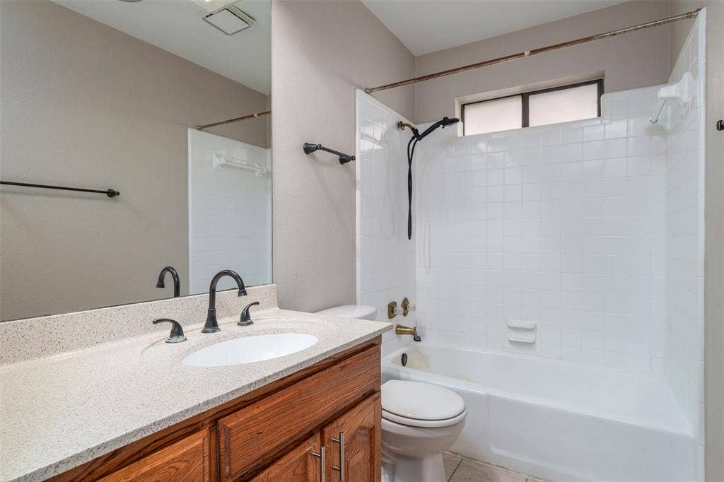 911 Gwinnett Circle, Arlington, TX 76017 Guest bath