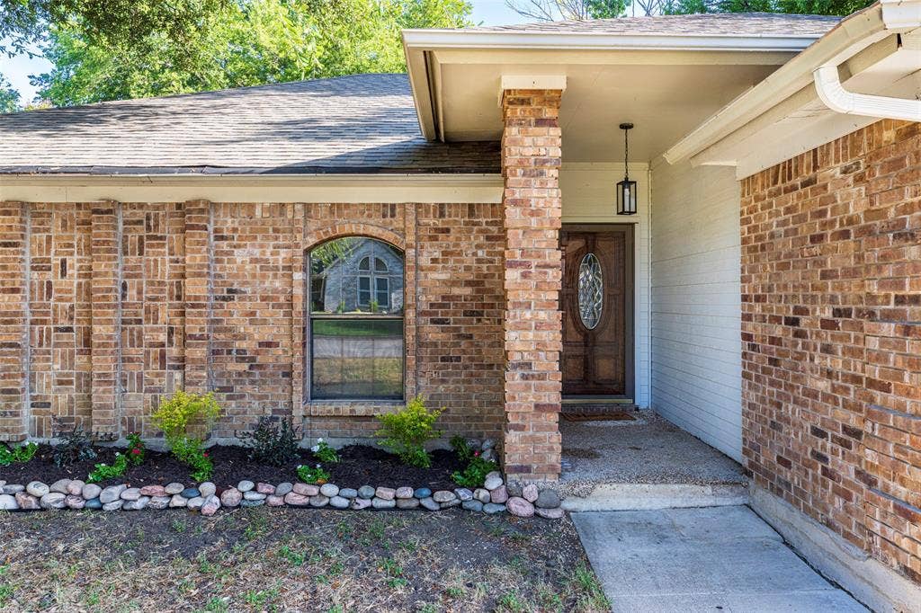 911 Gwinnett Circle, Arlington, TX 76017 Front entry