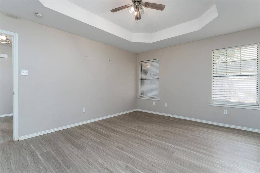 911 Gwinnett Circle, Arlington, TX 76017 Coffered ceiling in primary bedroom