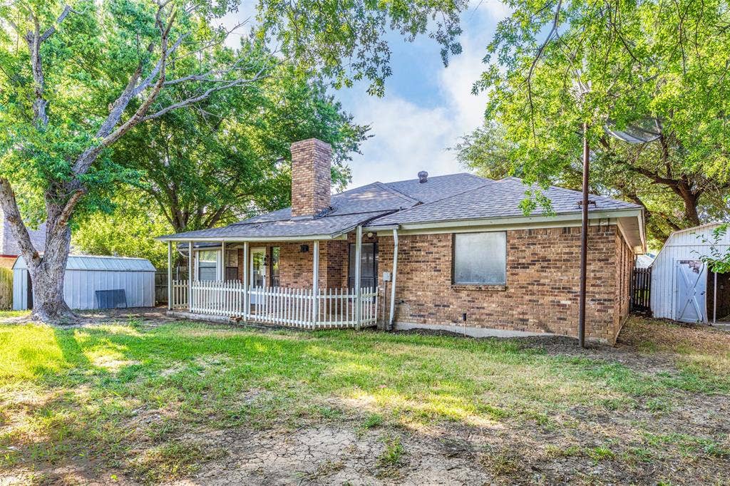 911 Gwinnett Circle, Arlington, TX 76017 Large backyard