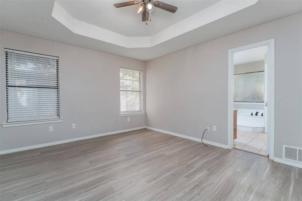 911 Gwinnett Circle, Arlington, TX 76017 Primary bedroom