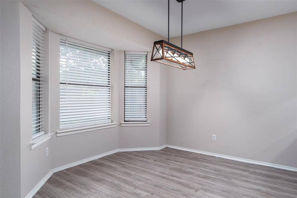 911 Gwinnett Circle, Arlington, TX 76017 Dining room with chandelier