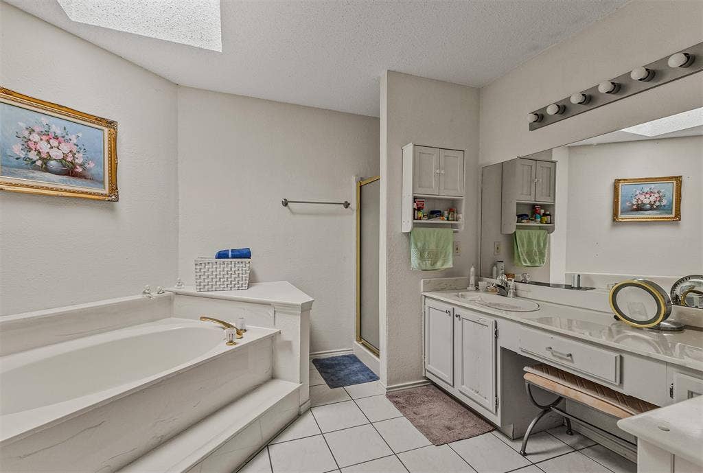 1409 Osage Trail, Mesquite, TX 75149 Primary bath with separate tub and shower