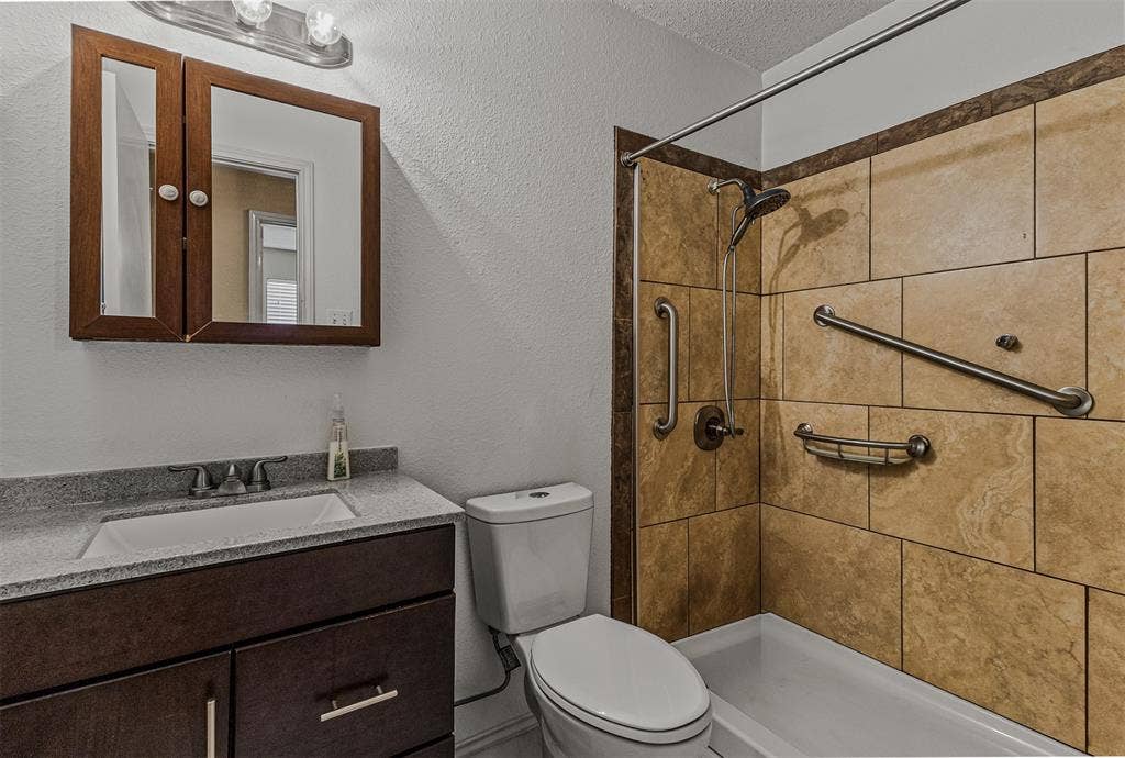 1409 Osage Trail, Mesquite, TX 75149 Guest bath
