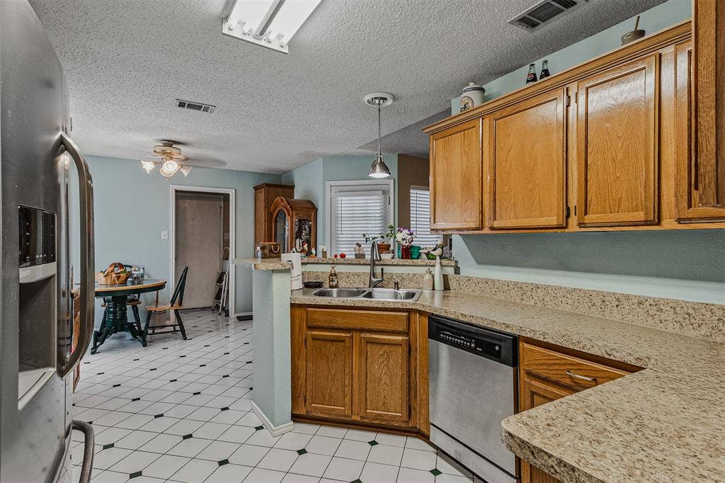 1409 Osage Trail, Mesquite, TX 75149 Ample cabinetry in kitchen with brreakfast bar