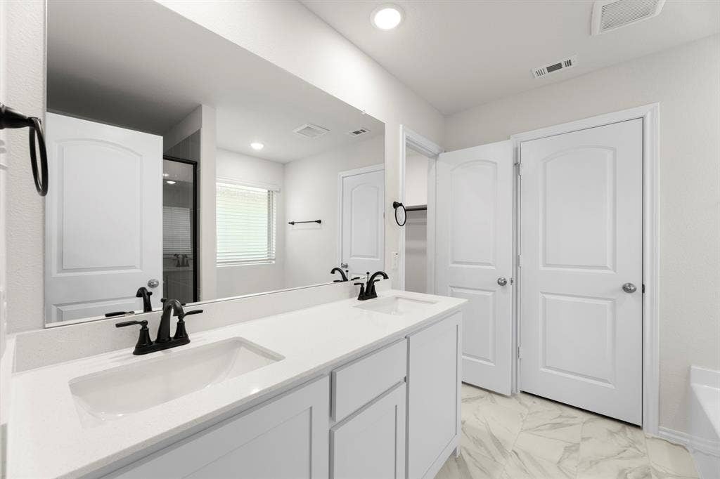 213 Van Horn Drive, Terrell, TX 75160 20. 213 Van Horn - Bath