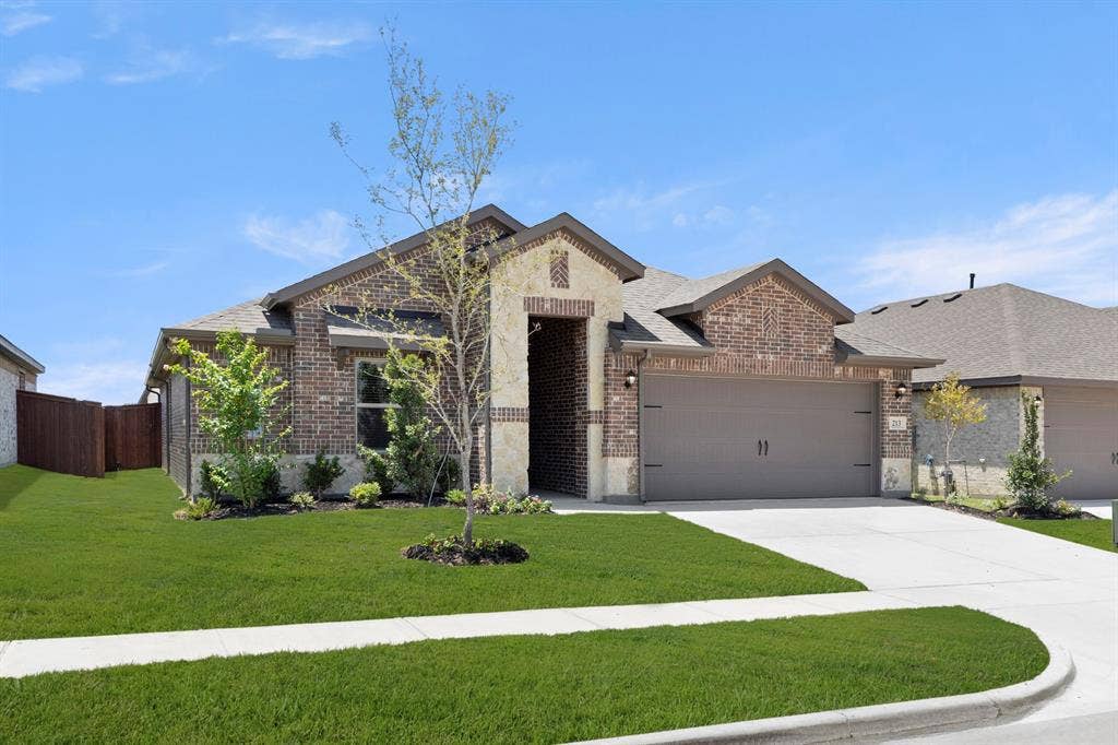 213 Van Horn Drive, Terrell, TX 75160 02. 213 Van Horn - Front (2)