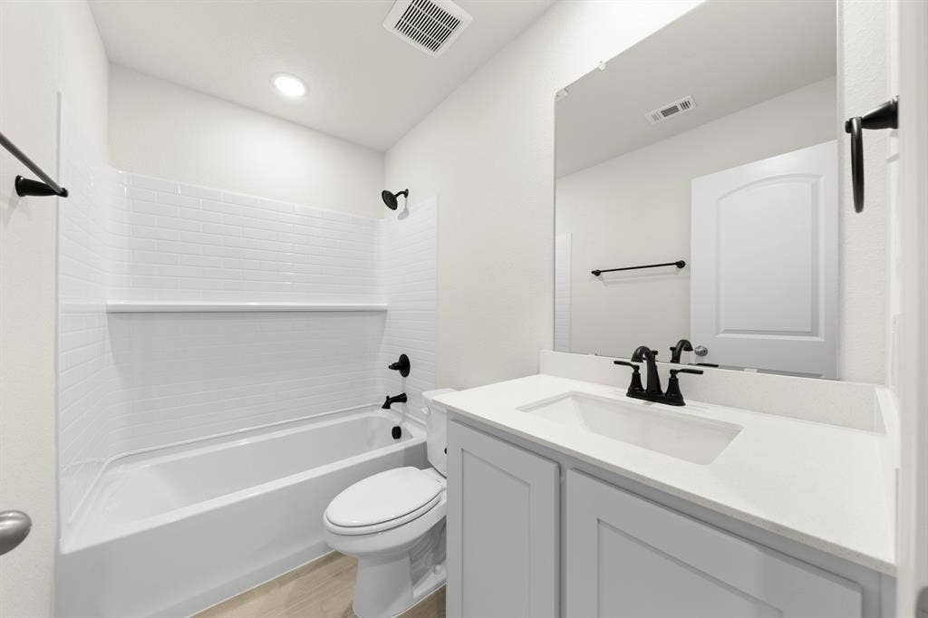 213 Van Horn Drive, Terrell, TX 75160 05. 213 Van Horn - 2ND Bath