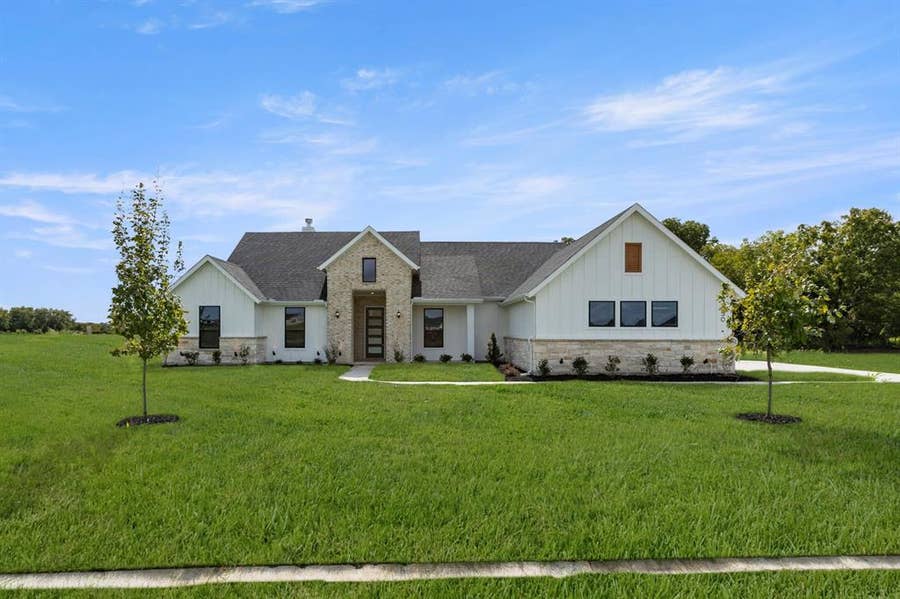 Property photo for 2330 Oak Knoll Drive, Waxahachie, TX