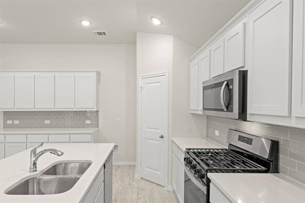 1704 Quapaw Trail, Mesquite, TX 75149 15. 1704 Quapaw - Kitchen (4)