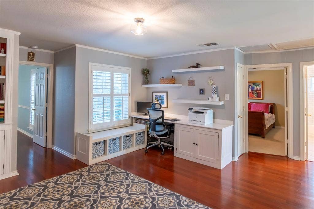 8008 Case Drive, Plano, TX 75025 Built in desk area
