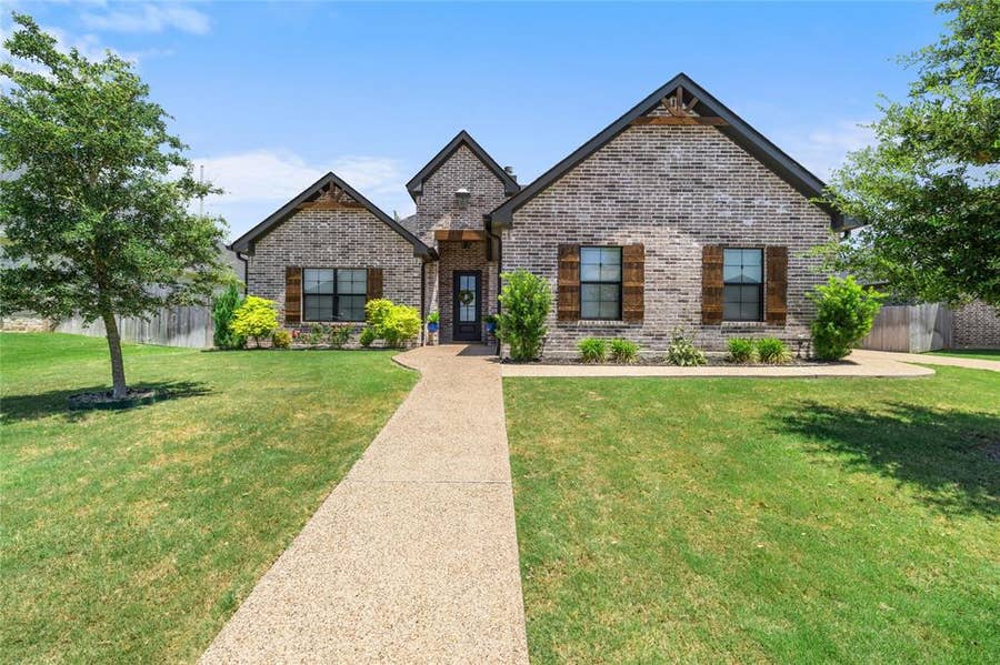 Property photo for 932 Gallant Fox Road, Hewitt, TX