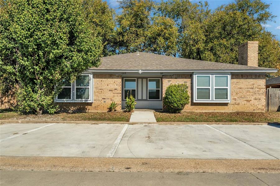 Property photo for 1319 Parkway Court, Arlington, TX