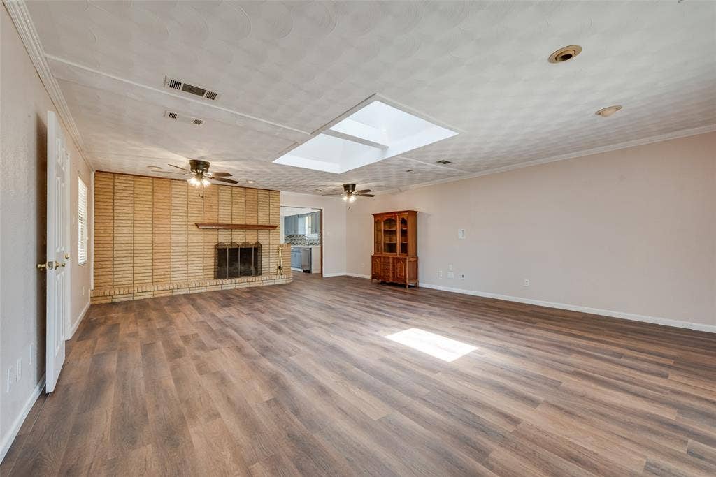 Oversized living room with a lot of natural light