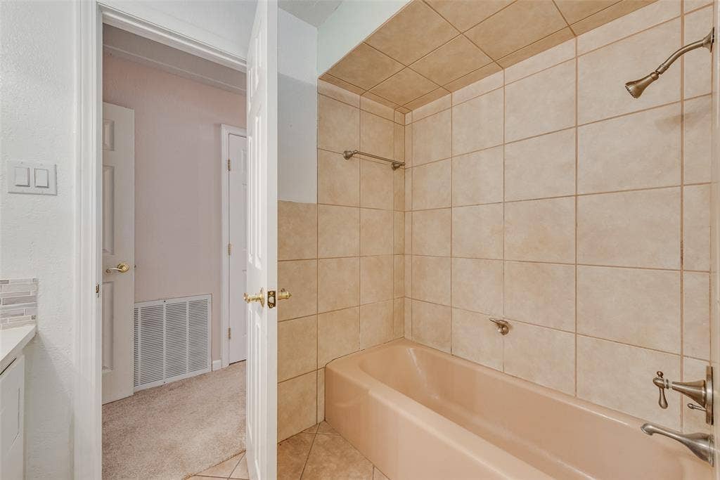 Full-size bathtub in second bath