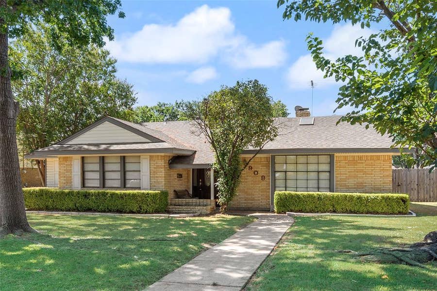 Property photo for 909 Egyptian Way, Grand Prairie, TX