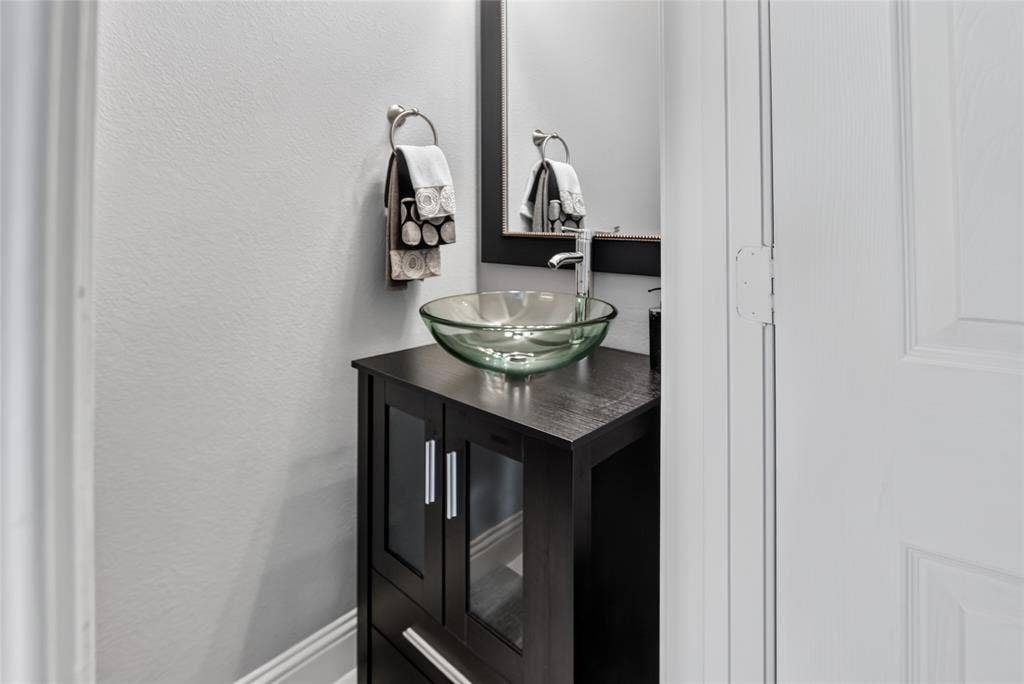 4243 Millview Lane, Dallas, TX 75287 Updated half bath down conveniently located near living room.