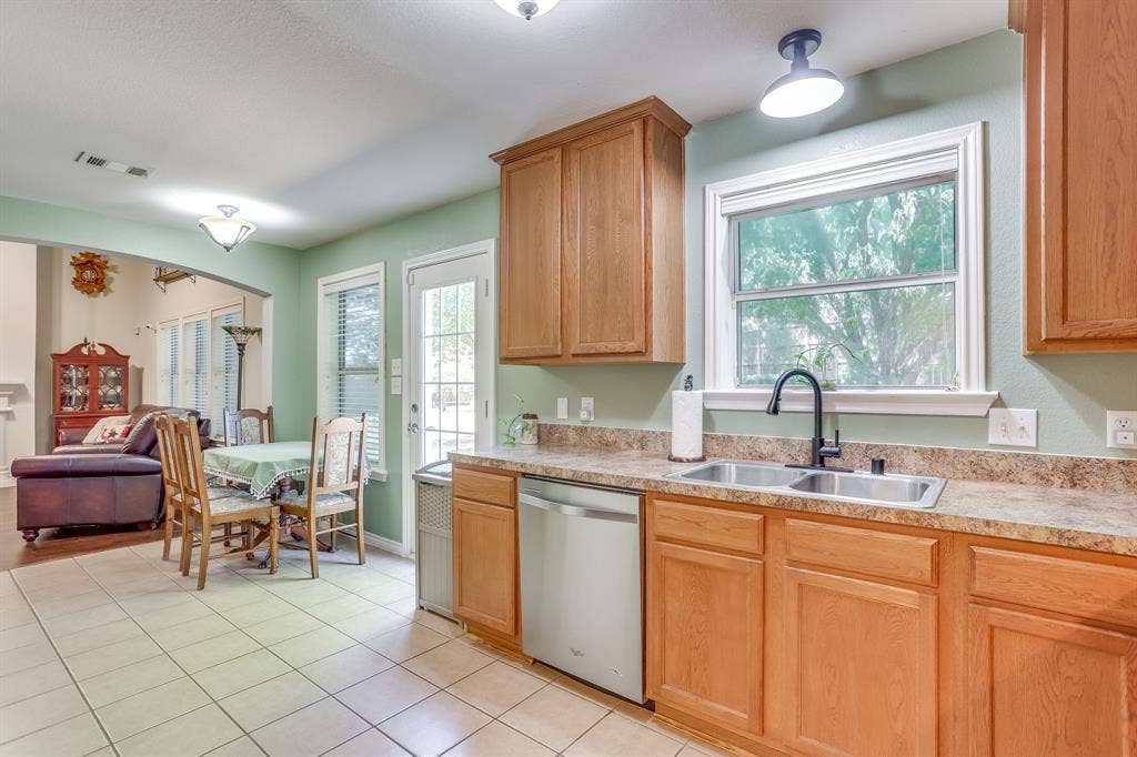 613 Cessna Court, Saginaw, TX 76179 Whirlpool Dishwasher