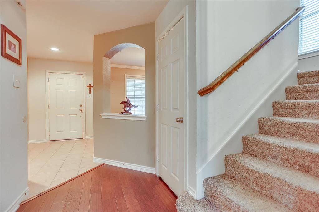 613 Cessna Court, Saginaw, TX 76179 Walkway from front door to living room