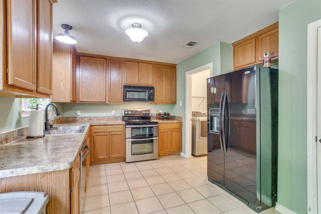 613 Cessna Court, Saginaw, TX 76179 Whirlpool Double Ovens and Microwave