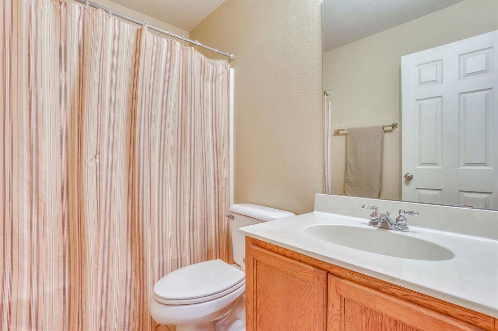613 Cessna Court, Saginaw, TX 76179 Upstairs 2nd bathroom