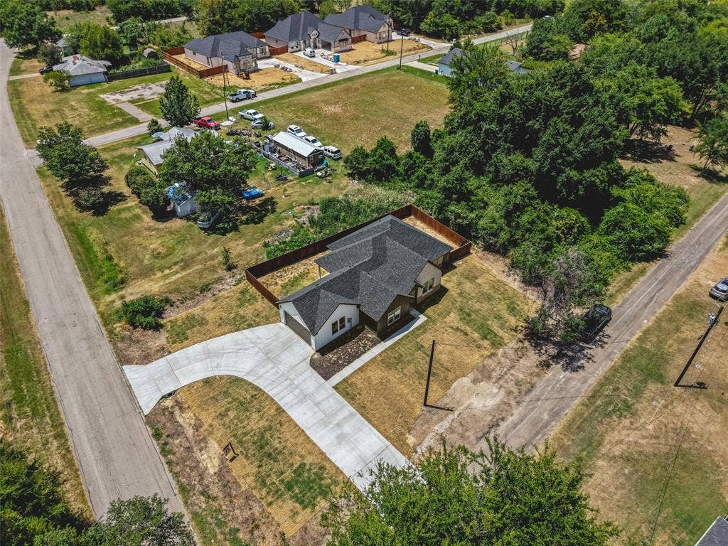 609 Luzon Street, Tool, TX 75143 Contemporary single-story residence featuring a dark gray shingle roof and light-toned siding