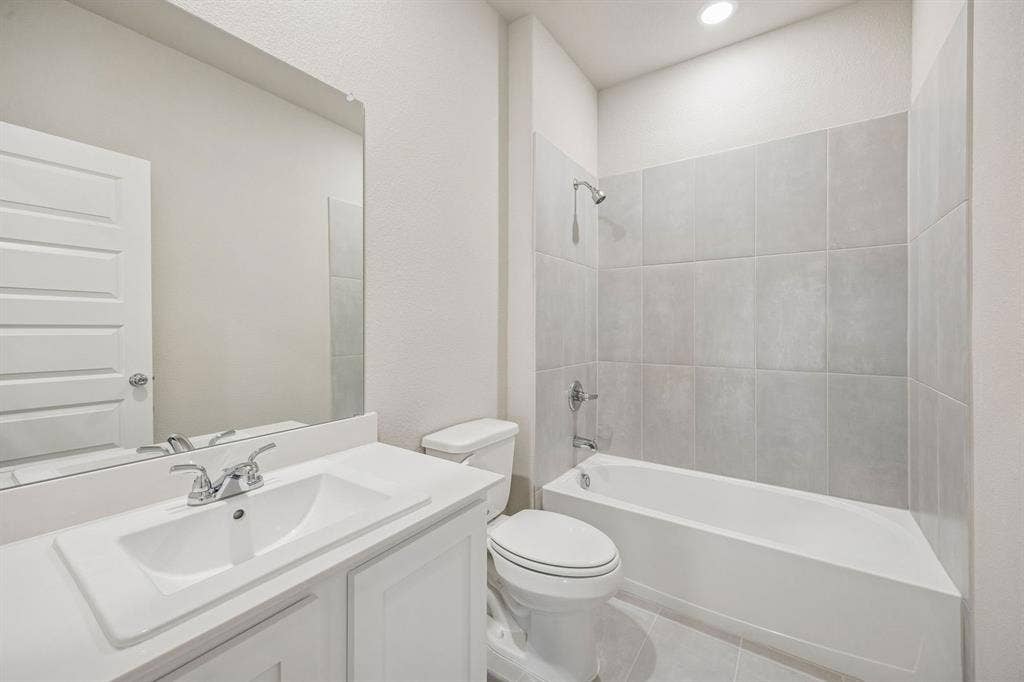 1856 Balfour Bend, Forney, TX 75126 Bathroom in the Wimbledon home plan by Trophy Signature Homes – REPRESENTATIVE PHOTO