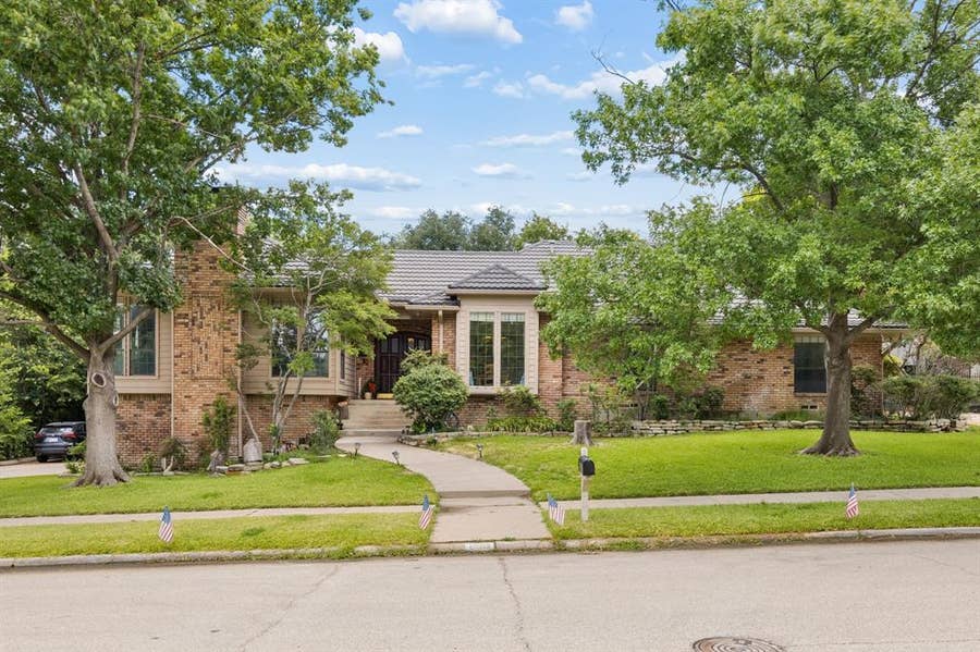 Property photo for 205 Balboa Street, Irving, TX