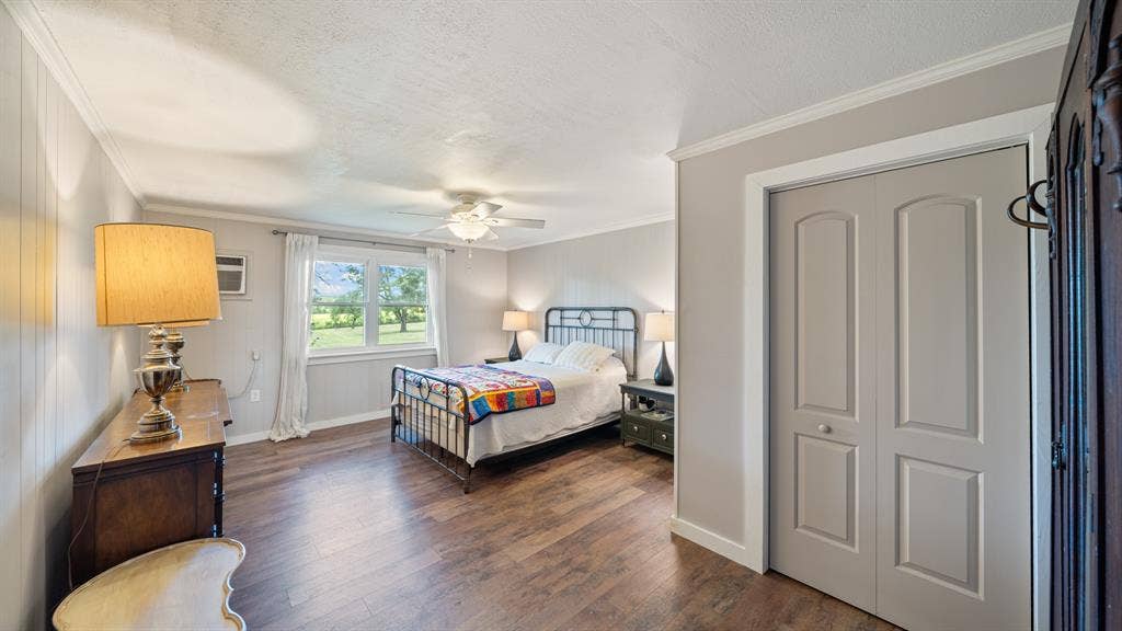 1053 Vz County Road 4206, Athens, TX 75752 Spacious room featuring wood-finish flooring, a ceiling fan, and a large window with white trim