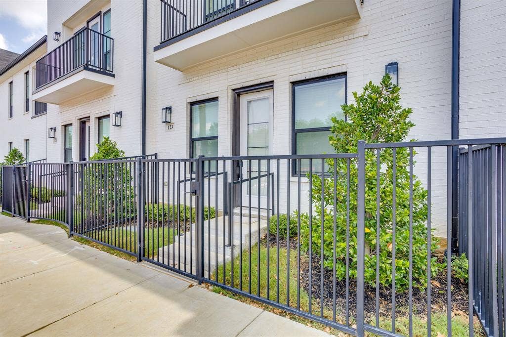 123 Thornton Street, Arlington, TX 76013 123 Thornton Street, Arlington, TX 76013