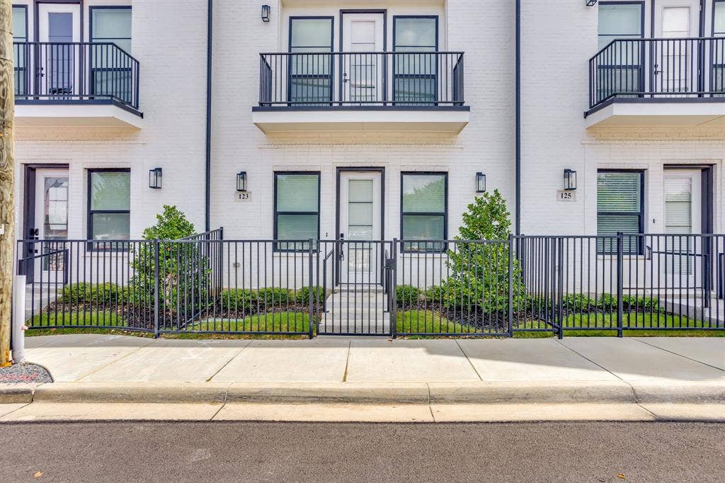 123 Thornton Street, Arlington, TX 76013 123 Thornton Street, Arlington, TX 76013