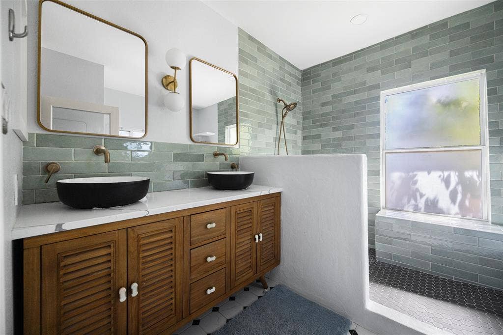 832 N Winnetka Avenue, Dallas, TX 75208 832 N Winnetka Avenue, Dallas, TX 75208
