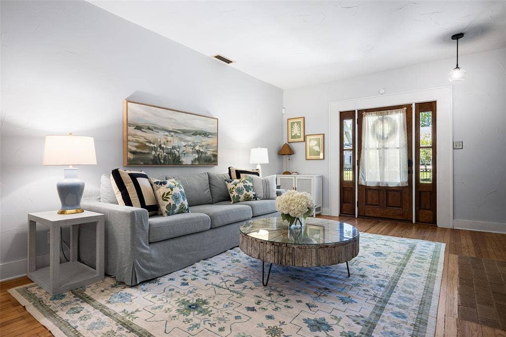 832 N Winnetka Avenue, Dallas, TX 75208 832 N Winnetka Avenue, Dallas, TX 75208