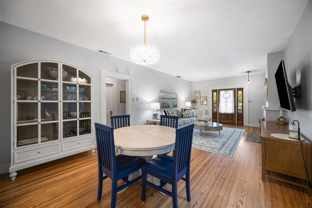 832 N Winnetka Avenue, Dallas, TX 75208 832 N Winnetka Avenue, Dallas, TX 75208