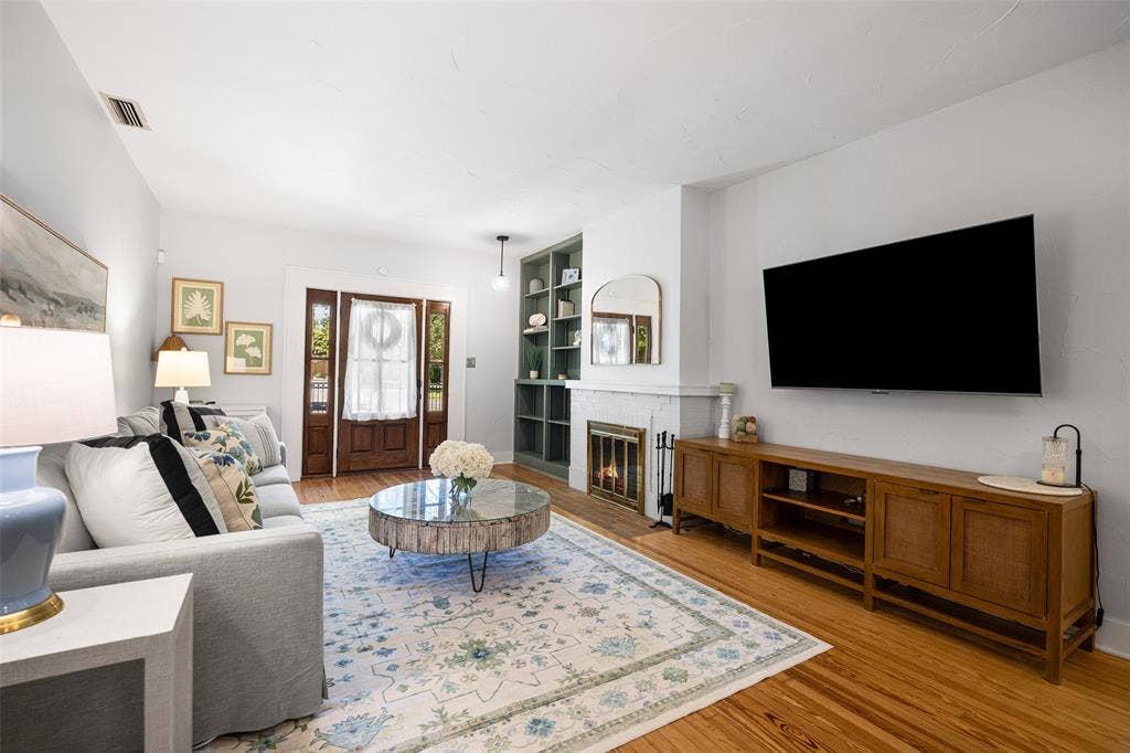 832 N Winnetka Avenue, Dallas, TX 75208 832 N Winnetka Avenue, Dallas, TX 75208