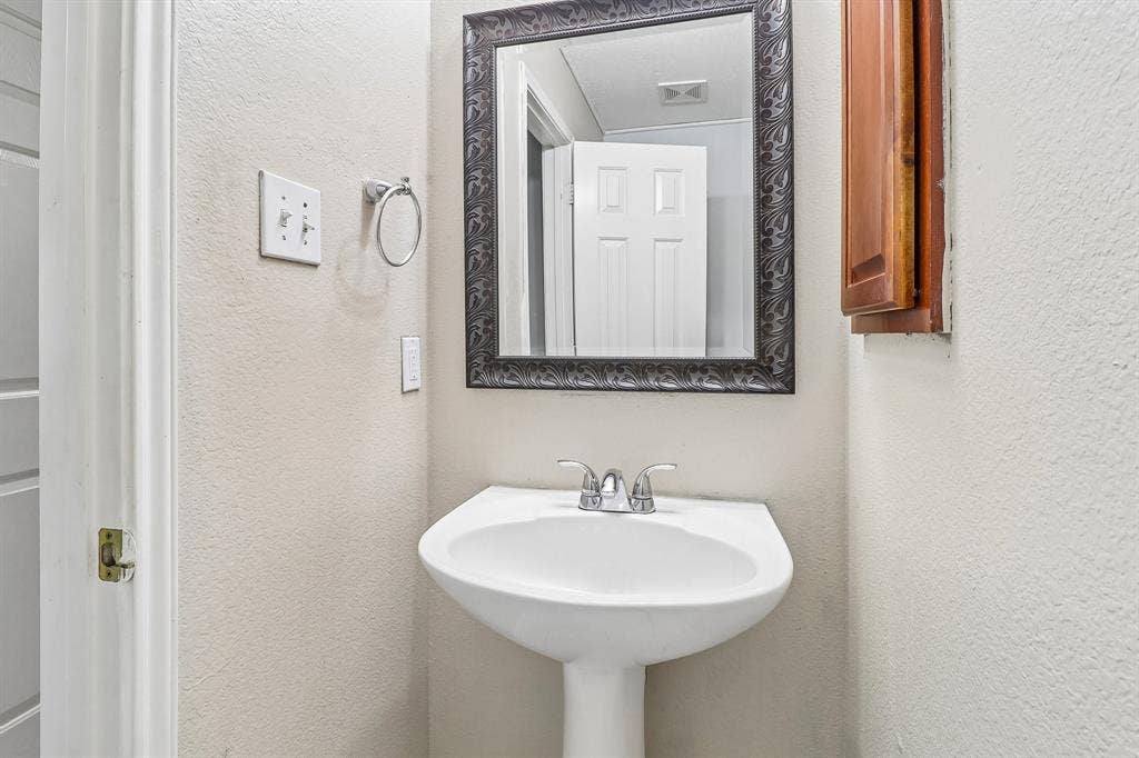 503 Angela Lane, Euless, TX 76039 Downstairs half bath