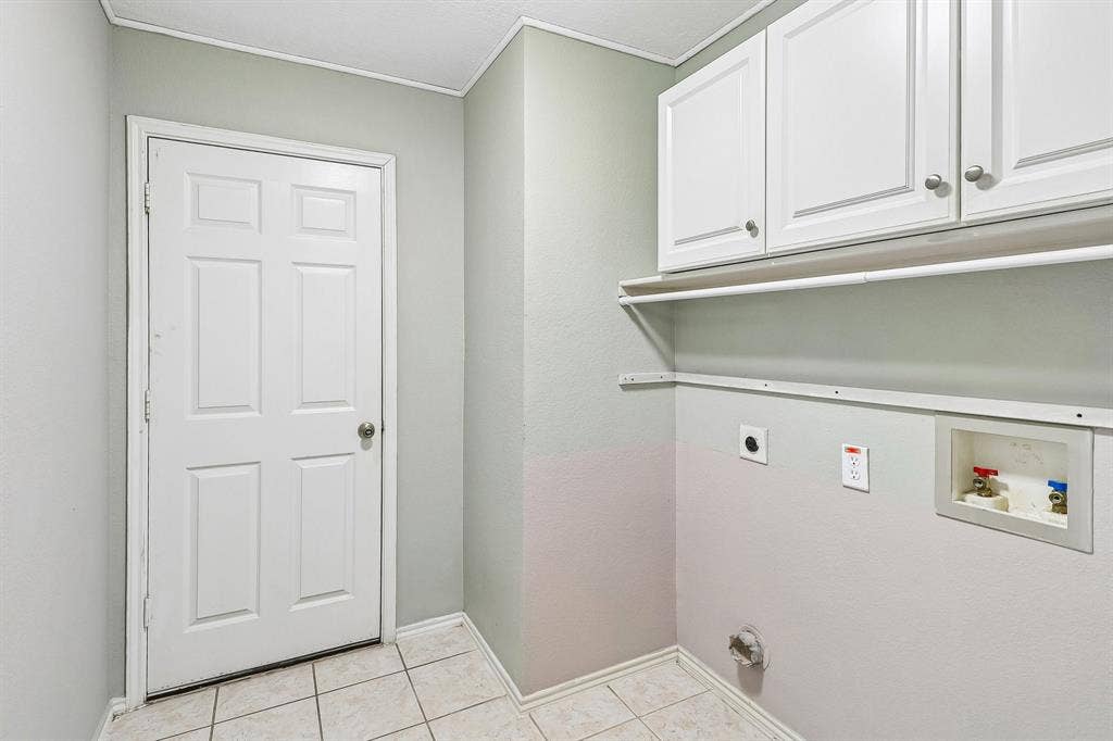 503 Angela Lane, Euless, TX 76039 Utility Laundry Mudroom