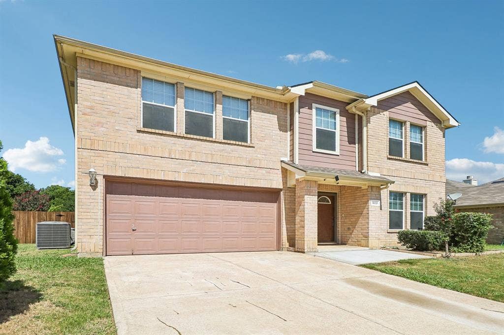503 Angela Lane, Euless, TX 76039 WELCOME HOME!