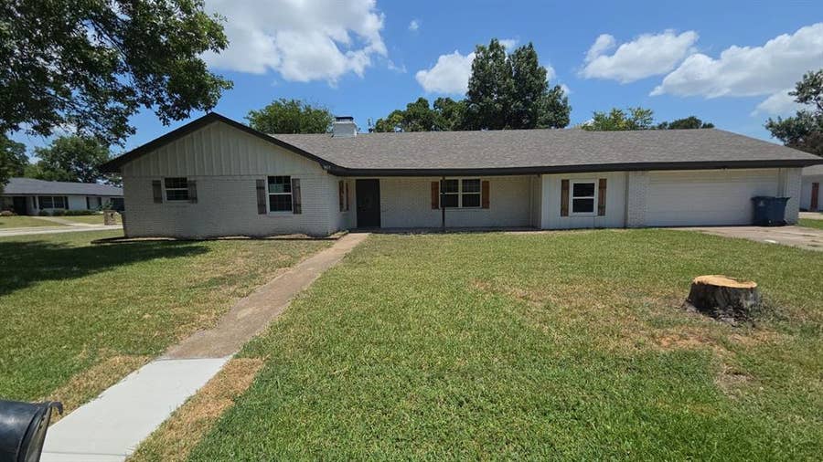 Property photo for 901 Crestview Drive, Kaufman, TX