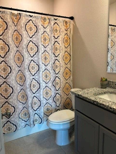 4053 Centerfire Road, Waco, TX 76705 Hallway bathroom with tub shower combination and granite counter top