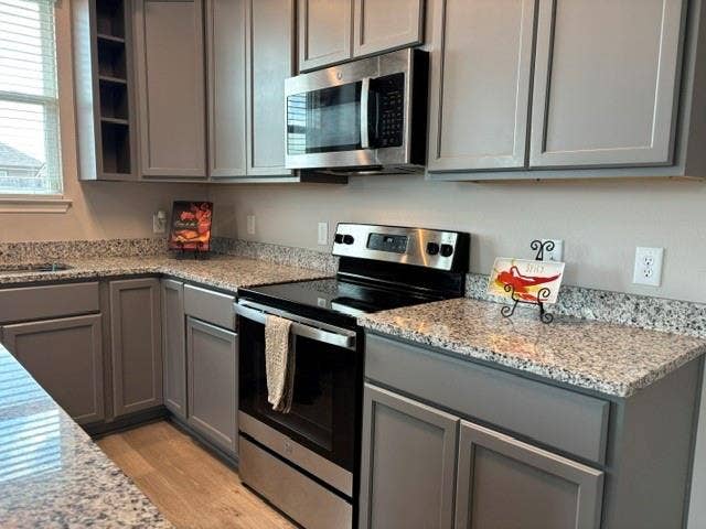 4053 Centerfire Road, Waco, TX 76705 Built in microwave, electric stove and 42 inch cabinets