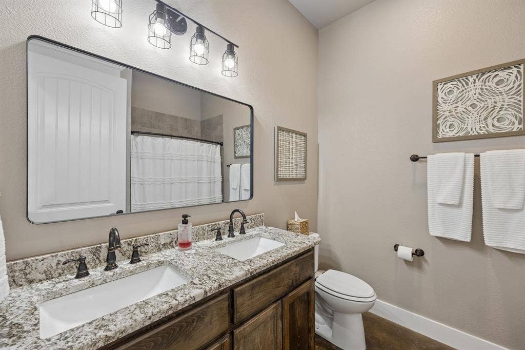 12961 County Road 574, Farmersville, TX 75442 secondary bath shared by 2 bedrooms down