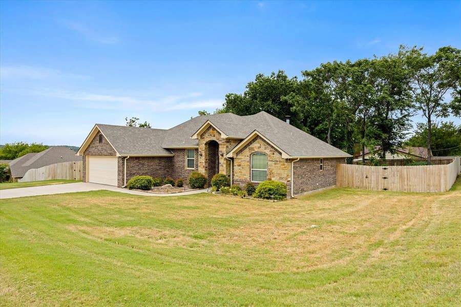 Property photo for 306 Knob Hill Drive, Granbury, TX