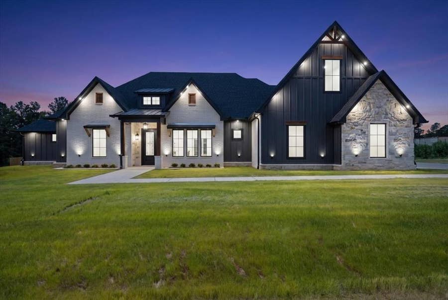 Property photo for 17402 Woodcrest Circle, Lindale, TX