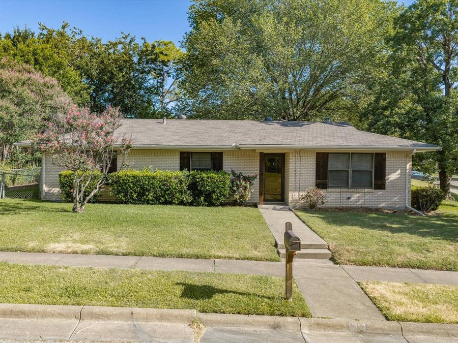 Property photo for 1313 Crestridge Street, Ennis, TX