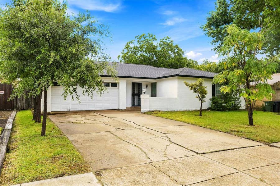 Property photo for 1721 Overbrook Drive, Arlington, TX