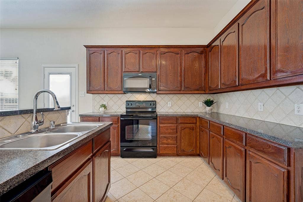 2113 Reston Drive, McKinney, TX 75072 Kitchen with abundant storage