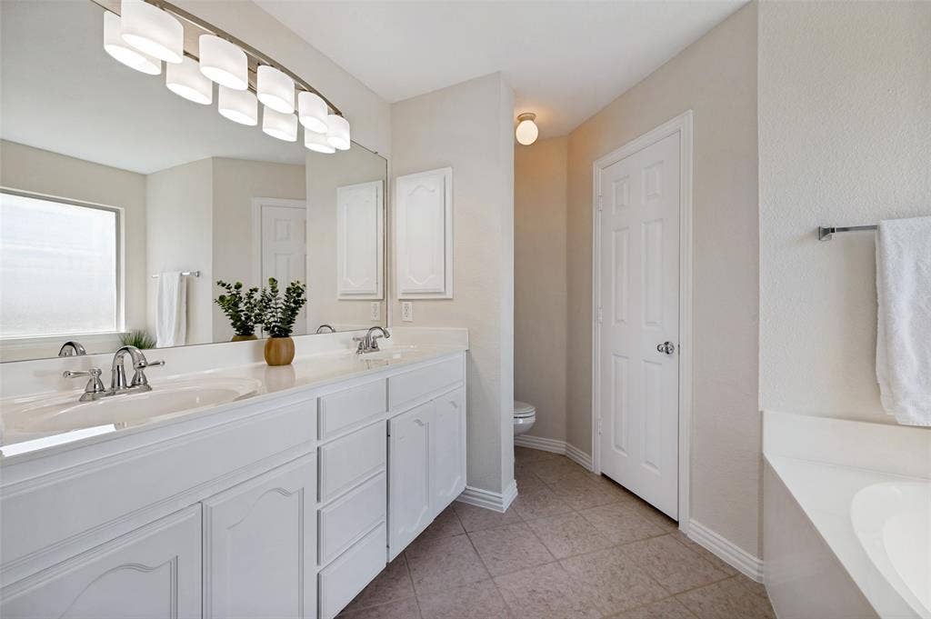 2113 Reston Drive, McKinney, TX 75072 Primary Bathroom