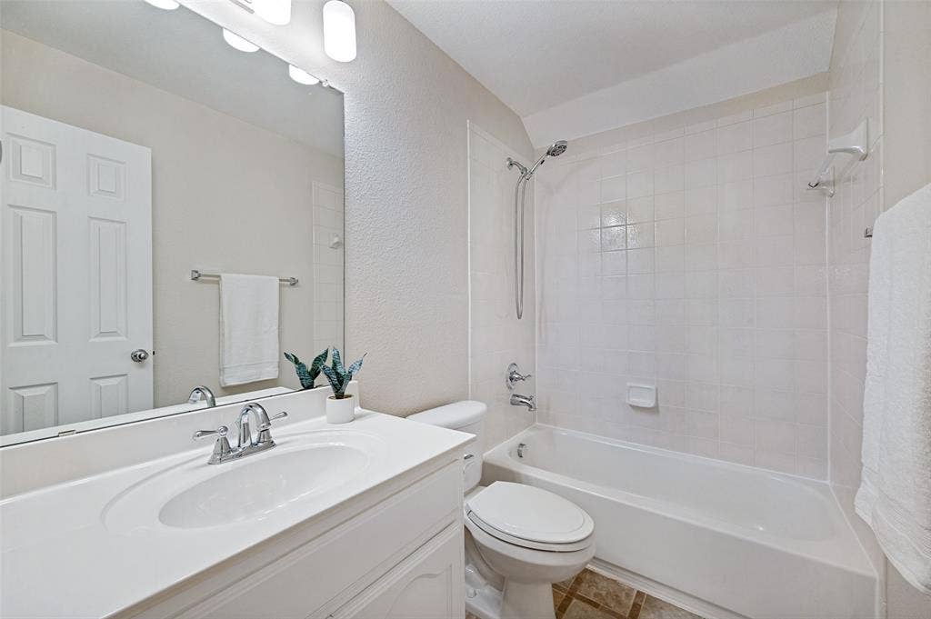 2113 Reston Drive, McKinney, TX 75072 Full Bathroom